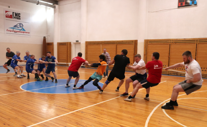 Соревнования по перетягиванию каната (команды АУП и АСО)
